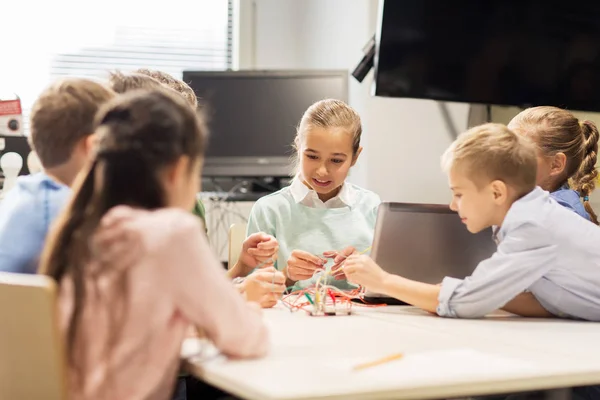 Gelukkige kinderen met laptop op robotica school — Stockfoto