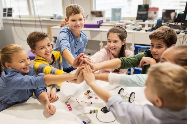 Crianças felizes fazendo alta cinco na escola de robótica — Fotografia de Stock