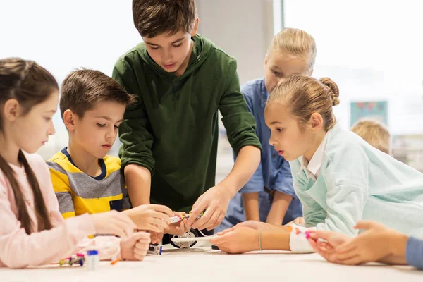 Enfants heureux construisant des robots à l'école de robotique — Photo