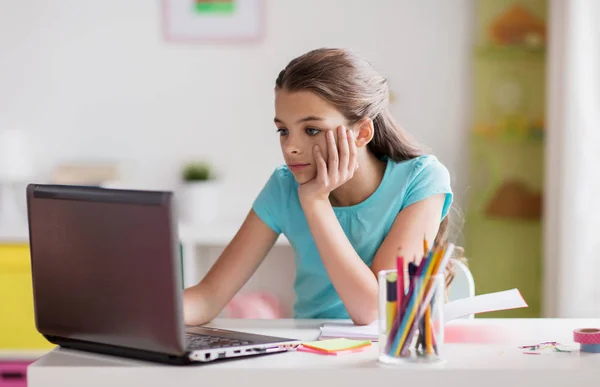 Uttråkad flicka med bärbar dator och bärbar dator hemma — Stockfoto
