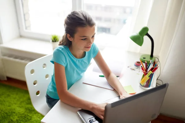 Chica feliz escribiendo en el ordenador portátil en casa — Foto de Stock