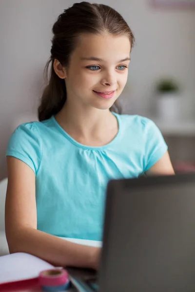 Chica feliz escribiendo en el ordenador portátil en casa — Foto de Stock