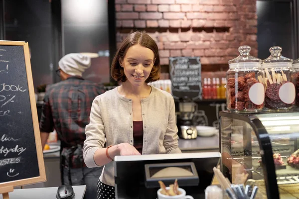 Mujer feliz o camarera con caja de efectivo en la cafetería —  Fotos de Stock