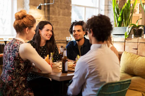 快乐的朋友吃和喝在酒吧或咖啡馆 — 图库照片