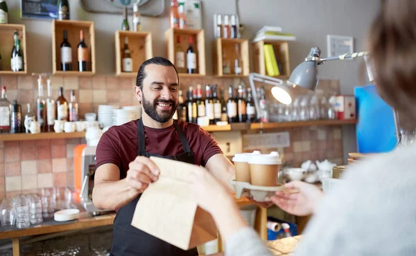Человек или официант, обслуживающий клиента в кафе — стоковое фото