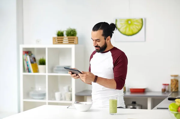 Mann mit Tablet-PC frühstückt zu Hause — Stockfoto