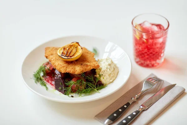 Detailní záběr z rybí salát s citronem pečené na talíři — Stock fotografie