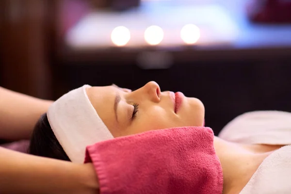 Mujer teniendo masaje facial con guantes de felpa en el spa — Foto de Stock