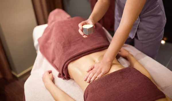 Femme couchée et ayant massage avec de l'huile chaude au spa — Photo
