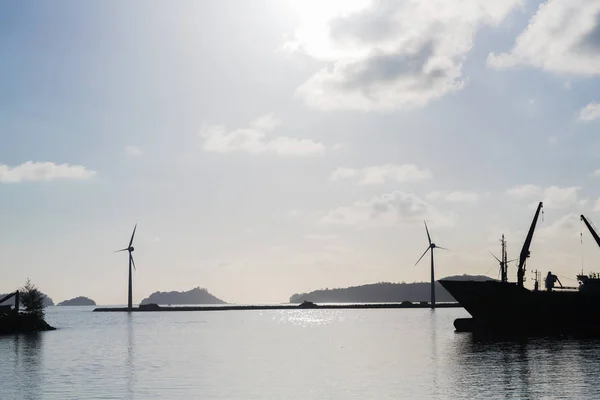 Turbinas en el parque eólico en la orilla del mar — Foto de Stock