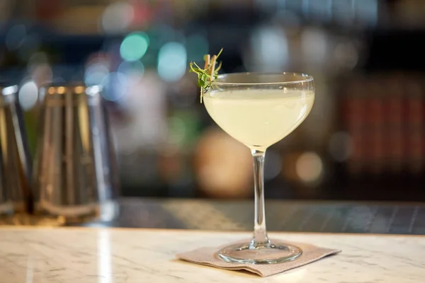 Glas cocktail i baren — Stockfoto