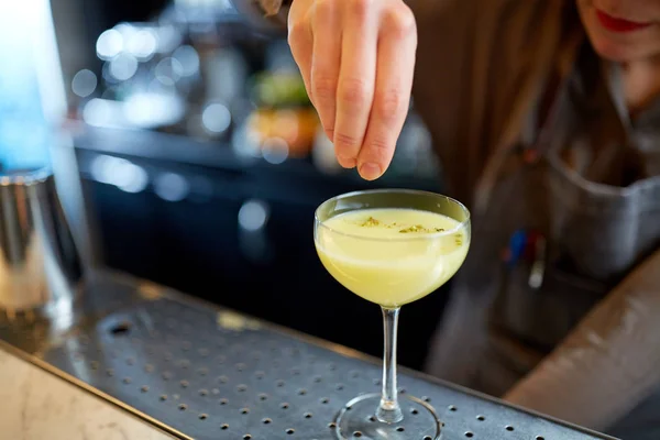 Bartender med glas cocktailbar på — Stockfoto