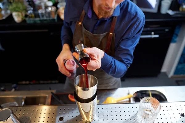 Barista con shaker preparare cocktail al bar — Foto Stock