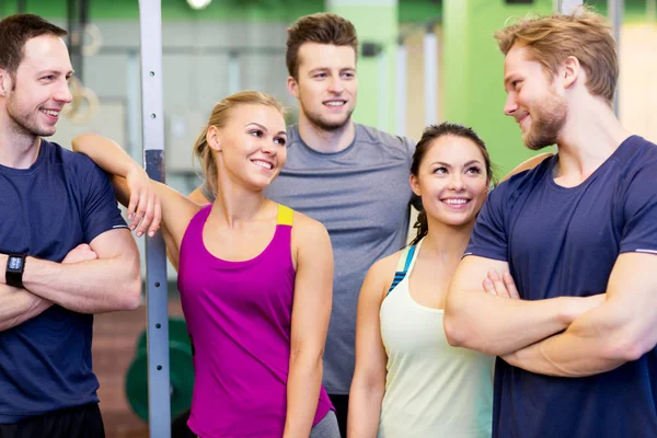 Grupp glada vänner i gym — Stockfoto