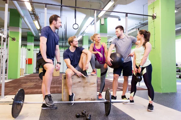 Grupp vänner med sportutrustning i gymmet — Stockfoto