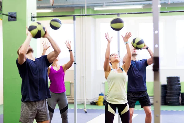 Grupp av personer med medicin bollträning i gym — Stockfoto