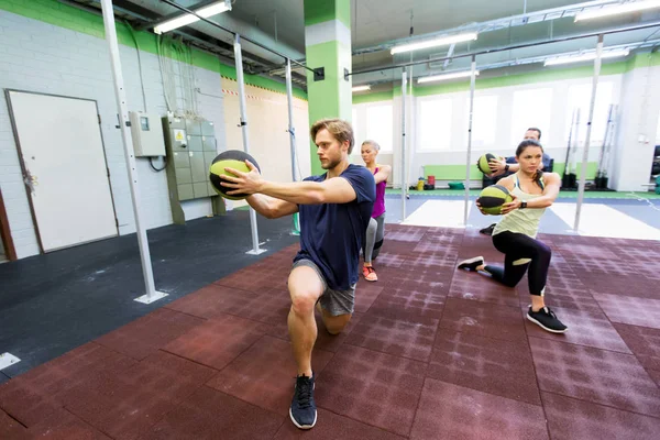 Grupp av personer med medicin bollträning i gym — Stockfoto