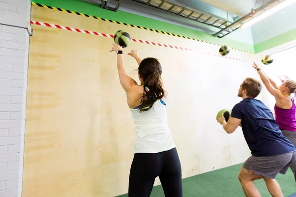 Gruppo di persone con allenamento di palline mediche in palestra — Foto Stock