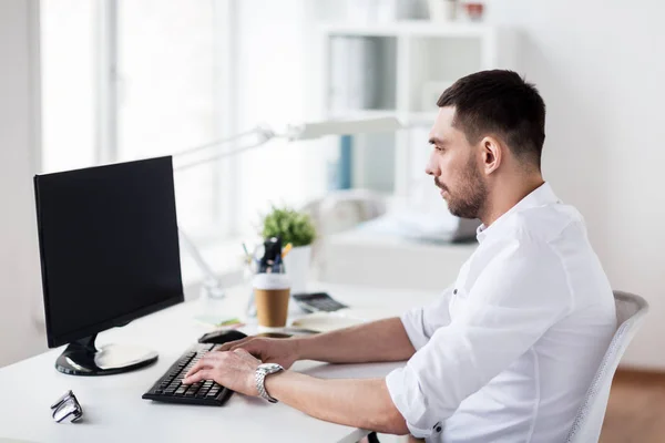 Uomo d'affari digitando sulla tastiera del computer in ufficio — Foto Stock