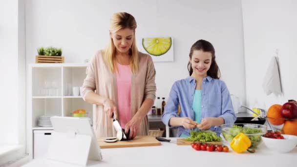 Feliz familia cocina cena en casa cocina — Vídeo de stock