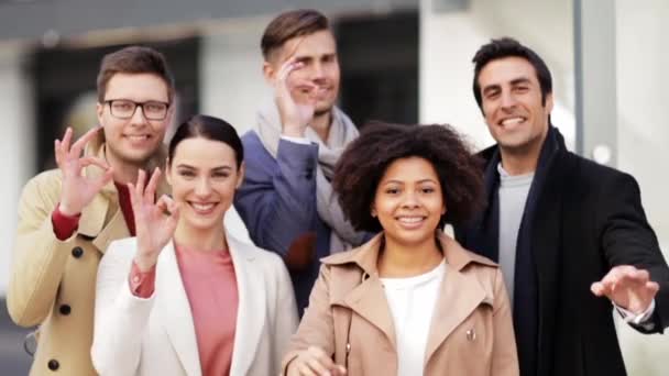 Equipo de negocios internacionales mostrando señal de mano ok — Vídeo de stock