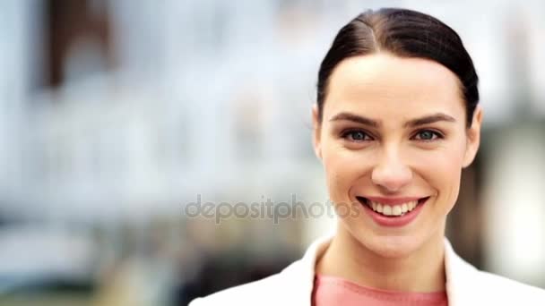 Primer plano de feliz sonriente joven al aire libre — Vídeo de stock