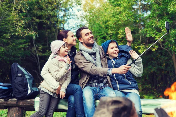 Familia con smartphone tomando selfie cerca de fogata — Foto de Stock