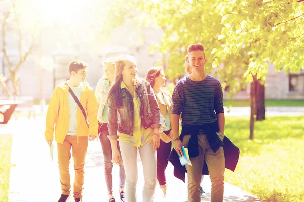 Groep gelukkige tiener studenten buiten wandelen — Stockfoto