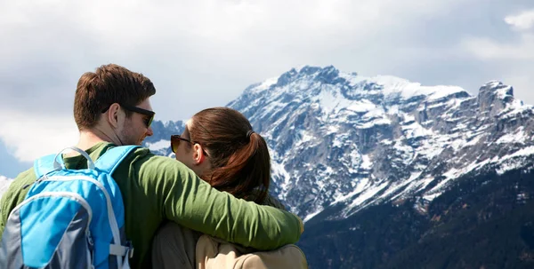 Casal feliz com mochilas viajando — Fotografia de Stock