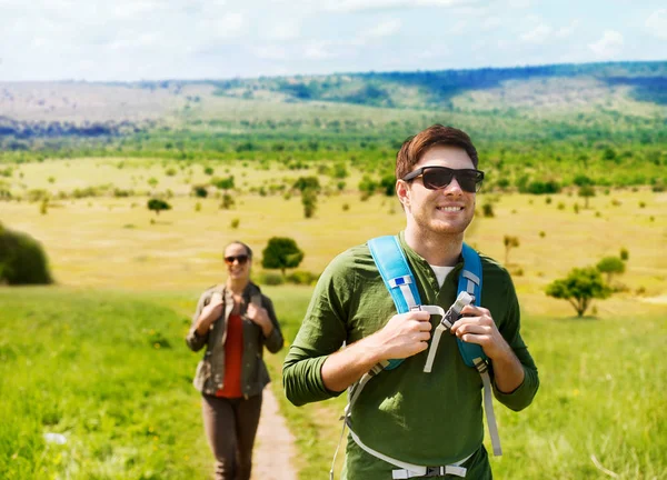 Pareja feliz con mochilas que viajan en África — Foto de Stock