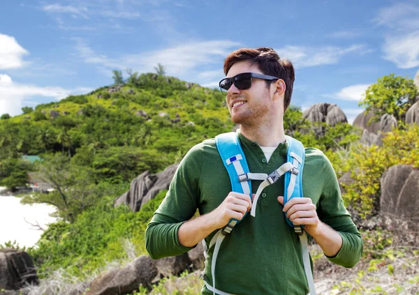 Šťastný muž s batohem cestování po ostrově — Stock fotografie