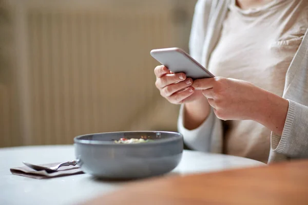 智能手机拍摄食物在咖啡馆的女人 — 图库照片