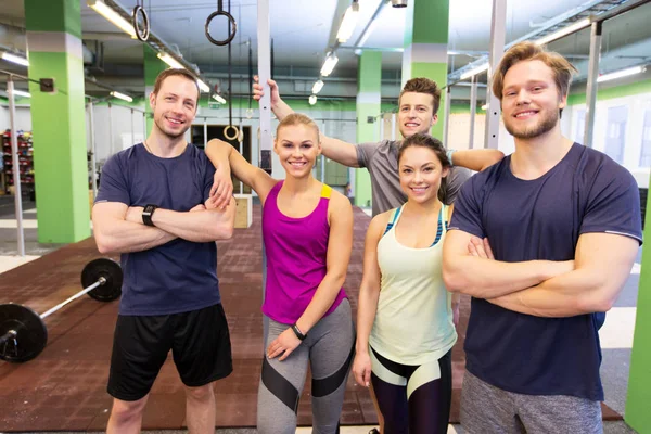 Grupp glada vänner i gym — Stockfoto