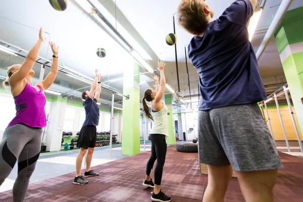 Skupina lidí s medicínským míčkem trénink v tělocvičně — Stock fotografie