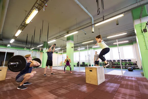 Grupo de personas que hacen ejercicio en el gimnasio — Foto de Stock