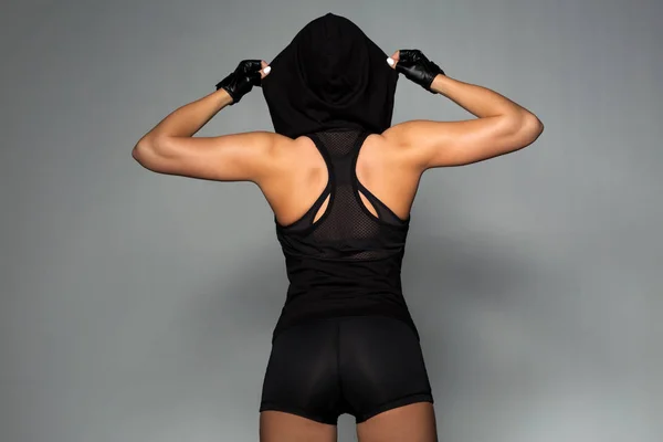 Jeune femme en noir sportswear posant — Photo