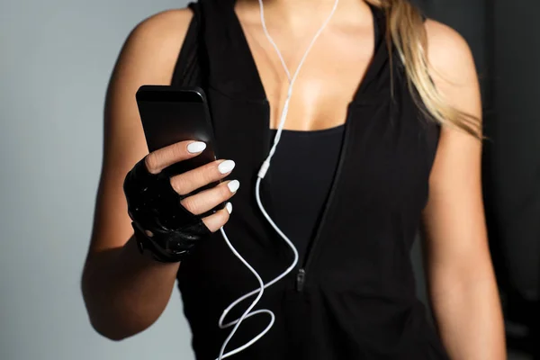 Sporcumuz akıllı telefon ve kulaklık ile — Stok fotoğraf