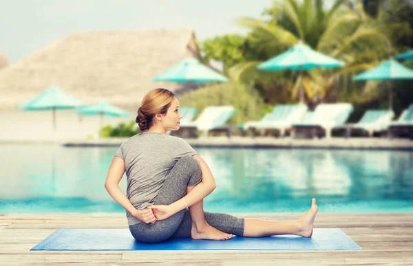 Frau macht Yoga in Twist-Pose auf Matte — Stockfoto