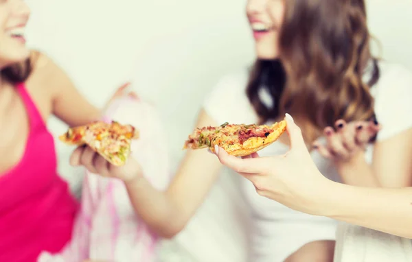 Happy vrienden of tiener meisjes eten pizza thuis — Stockfoto