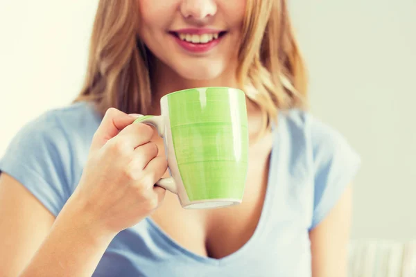 Mujer feliz o chica adolescente bebiendo té de la taza — Foto de Stock