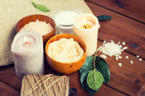 Close up of natural body scrub and candles on wood — Stock Photo, Image