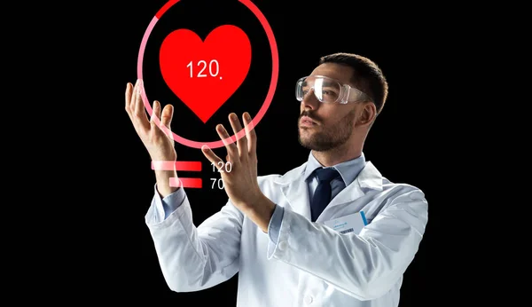 Medico o scienziato con proiezione della frequenza cardiaca — Foto Stock