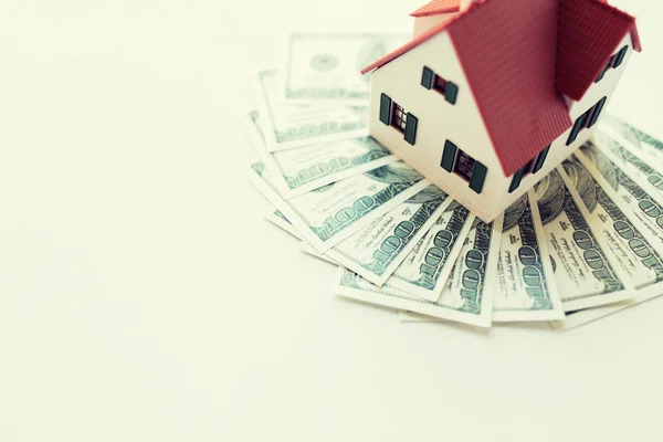 Close-up de casa ou modelo de casa e dinheiro — Fotografia de Stock