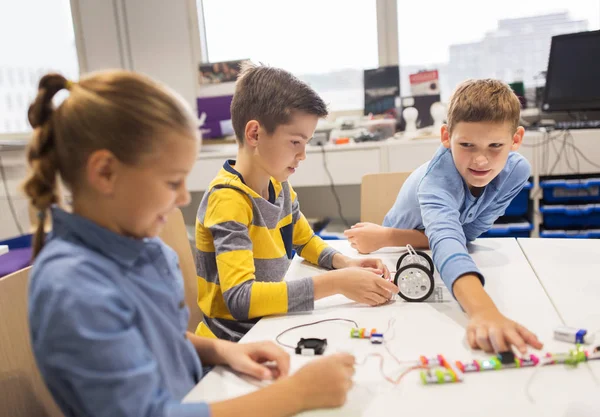 Gelukkige kinderen bouwen robots op robotica school — Stockfoto