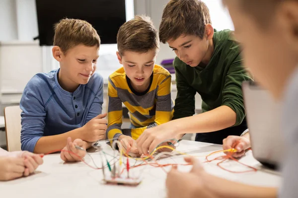 Happy kids with invention kit at robotics school — Stock Photo, Image