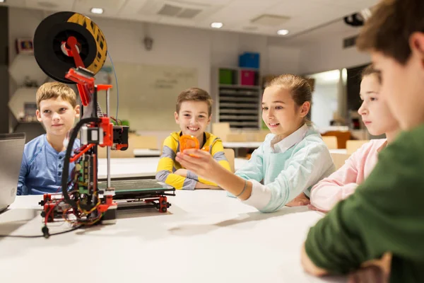 Robotik okulunda 3D yazıcısı olan mutlu çocuklar. — Stok fotoğraf