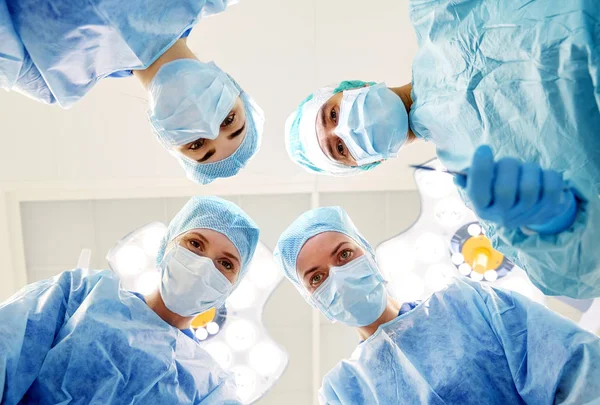 Groupe de chirurgiens en salle d'opération à l'hôpital — Photo