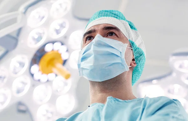 Chirurgien en salle d'opération à l'hôpital — Photo