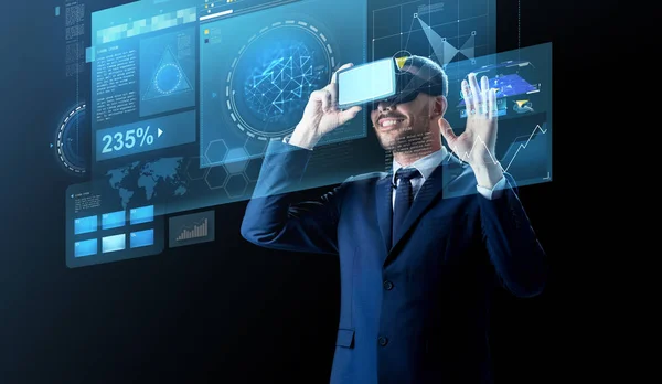 黒の上の仮想現実のヘッドセットのビジネスマン — ストック写真