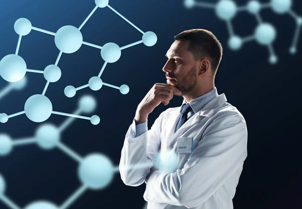 Médico ou cientista de casaco branco com moléculas — Fotografia de Stock